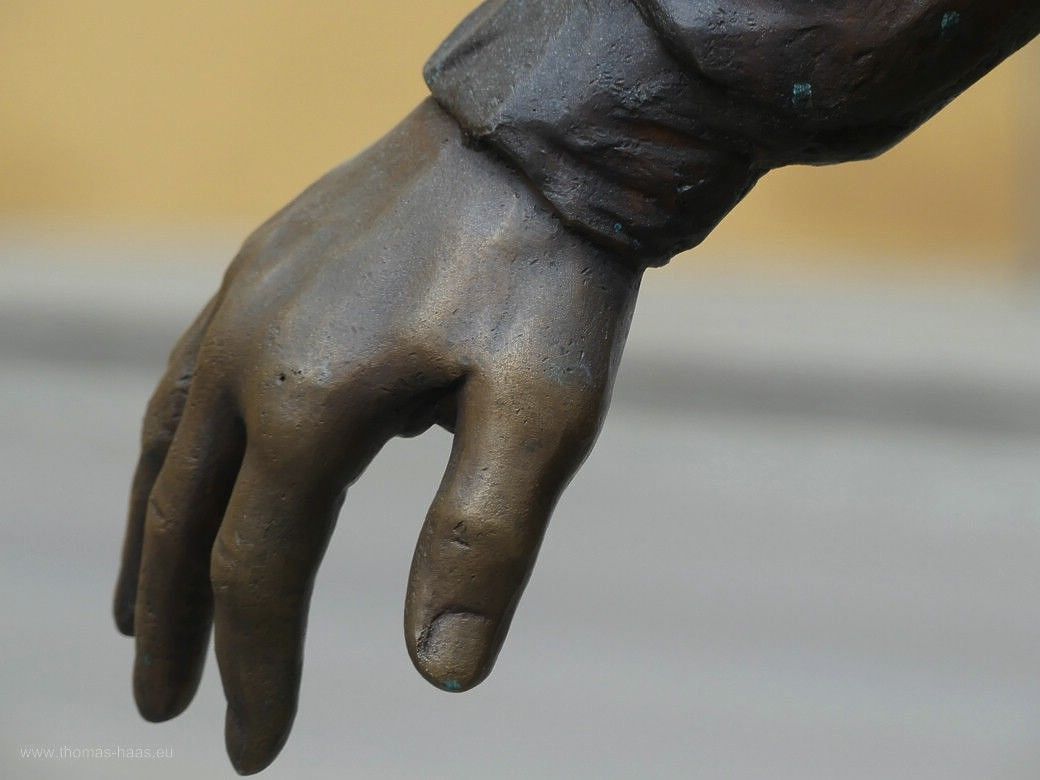 ...die rechte Hand weit abgestreckt - Gerd-Müller-Denkmal, 2023