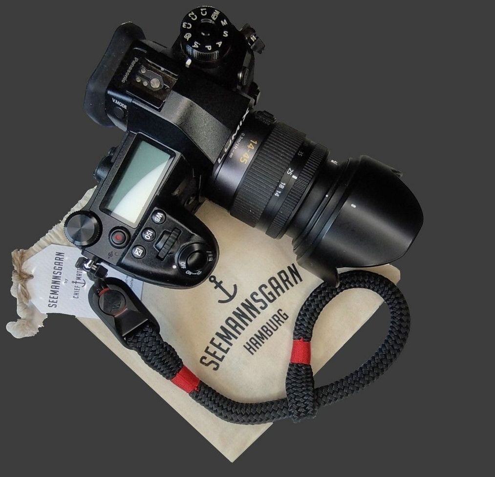 Lumix G9 (I) mit der „Seemannsgarn“ Handschlaufe aus dem Neunzehn72-Shop von Patrick Ludolph, Hamburg Lumix G9 (I) mit der „Seemannsgarn“ Handschlaufe aus dem Neunzehn72-Shop von Patrick Ludolph, Hamburg