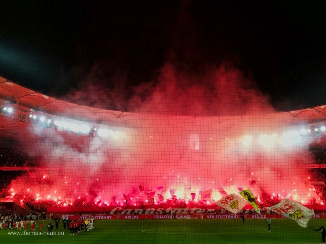 Die Cannstatter Kurve leuchtet rot! 28.02.2025 - VfB gegen Bayern München Die Cannstatter Kurve leuchtet rot! 28.02.2025 - VfB gegen Bayern München