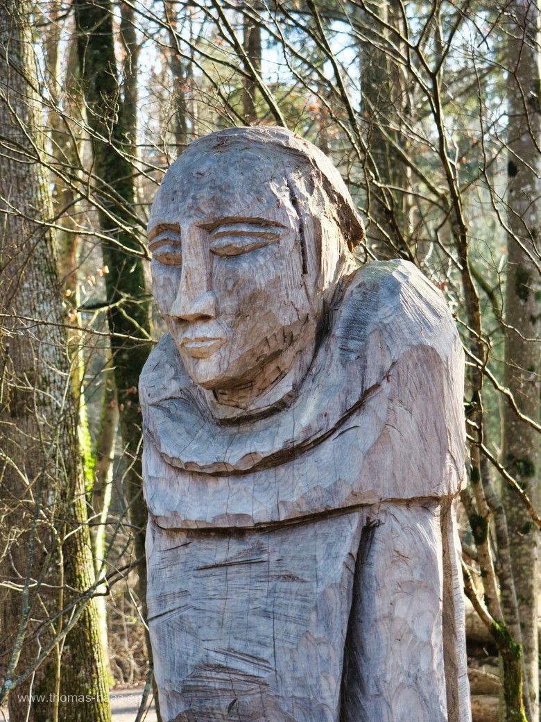 Kartäusermönch am Startpunkt im Buxheimer Wald, Februar 2025 Kartäusermönch am Startpunkt. Sein Unterstand ist zerbrochen. Februar 2025