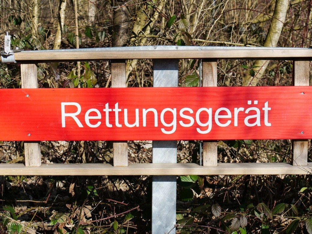 Rettungsgerät am Weiher... (Eisleiter) Rettungsgerät am Weiher... (Eisleiter)