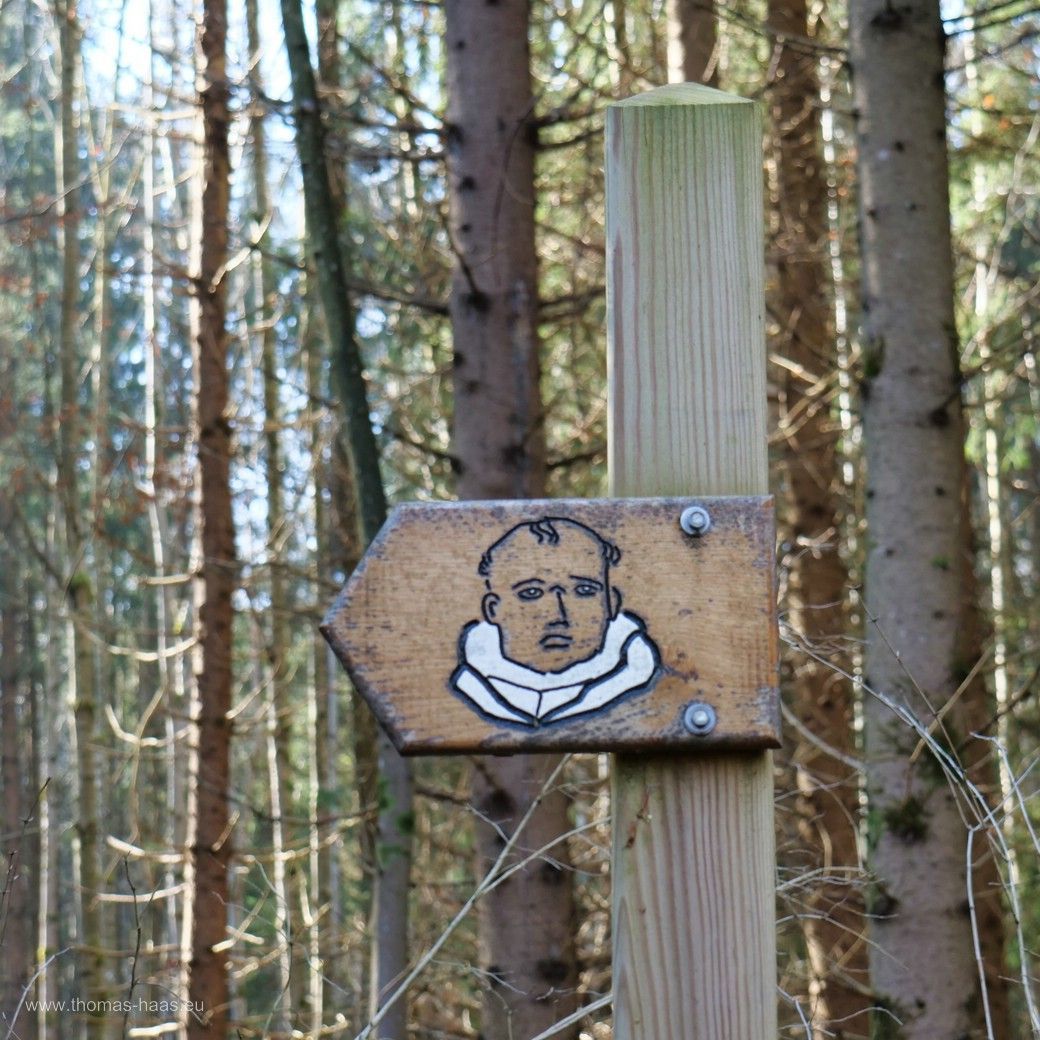 Im Buxheimer Wald - Beschilderung Kartäusermönch.