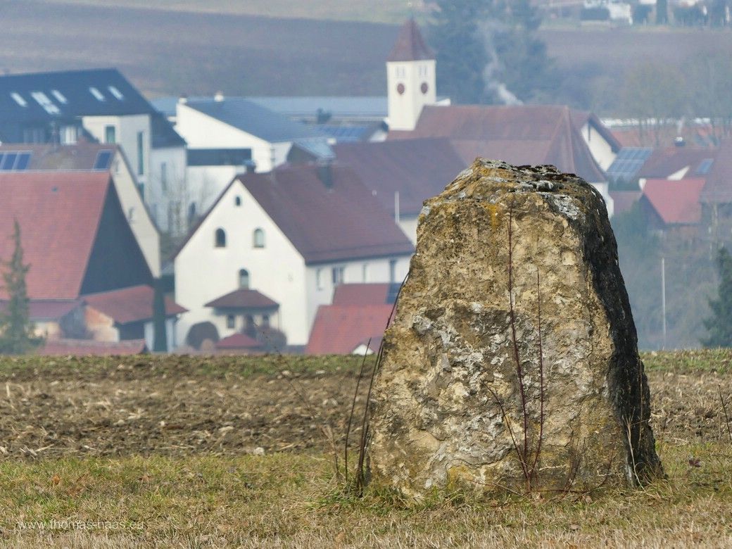 Einer der Steine, mit Blick auf den Ortsteil Ermingen, Februar 2025 Einer der Steine, mit Blick auf den Ortsteil Ermingen, Februar 2025