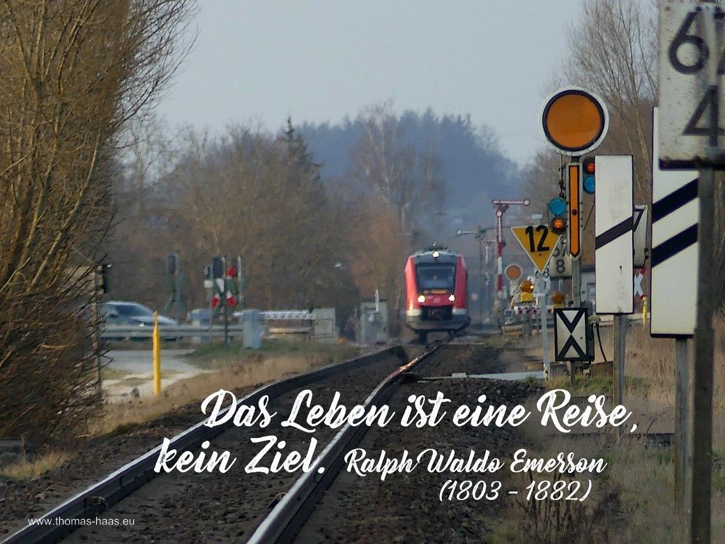 Das Motivationsmotiv für den April 2026 - Die Illertalbahn südlich von Vöhringen, Fahrtrichtung Oberstdorf, mit einem Zitat von Ralph Waldo Emerson Das Motivationsmotiv für den April 2026 - Die Illertalbahn südlich von Vöhringen, Fahrtrichtung Oberstdorf, mit einem Zitat von Ralph Waldo Emerson