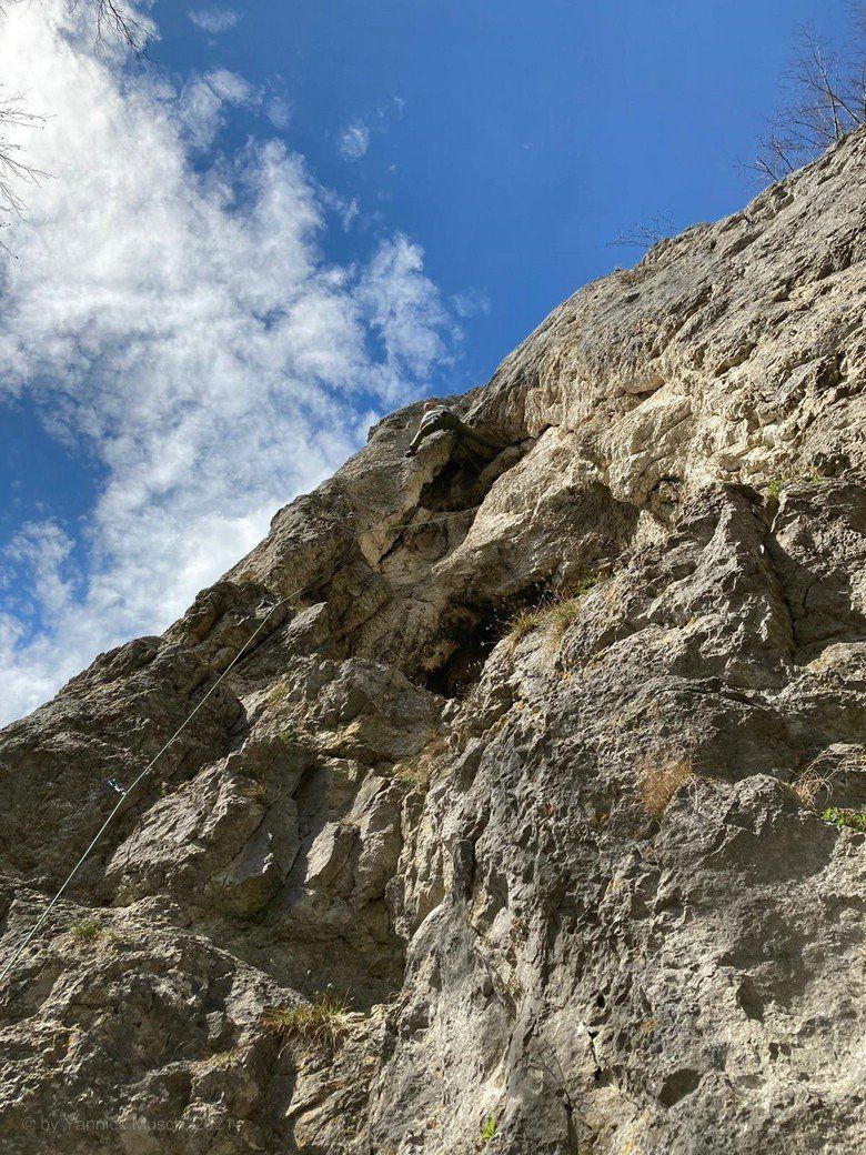 Die Höhlen habe ich nun unter mir gelassen. Die letzte fest in den Fels verbaute Sicherung ist gute 5 Meter unter mir. Fast geschafft… Die Höhlen habe ich nun unter mir gelassen. Die letzte fest in den Fels verbaute Sicherung ist gute 5 Meter unter mir. Fast geschafft…