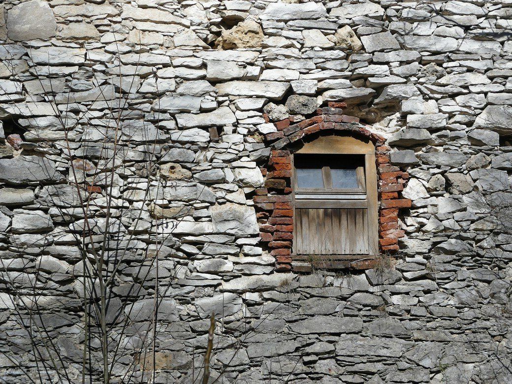 Fensterblick... - Fenster in der Burgmauer, Ruine Lauterburg, 2021 Fensterblick...