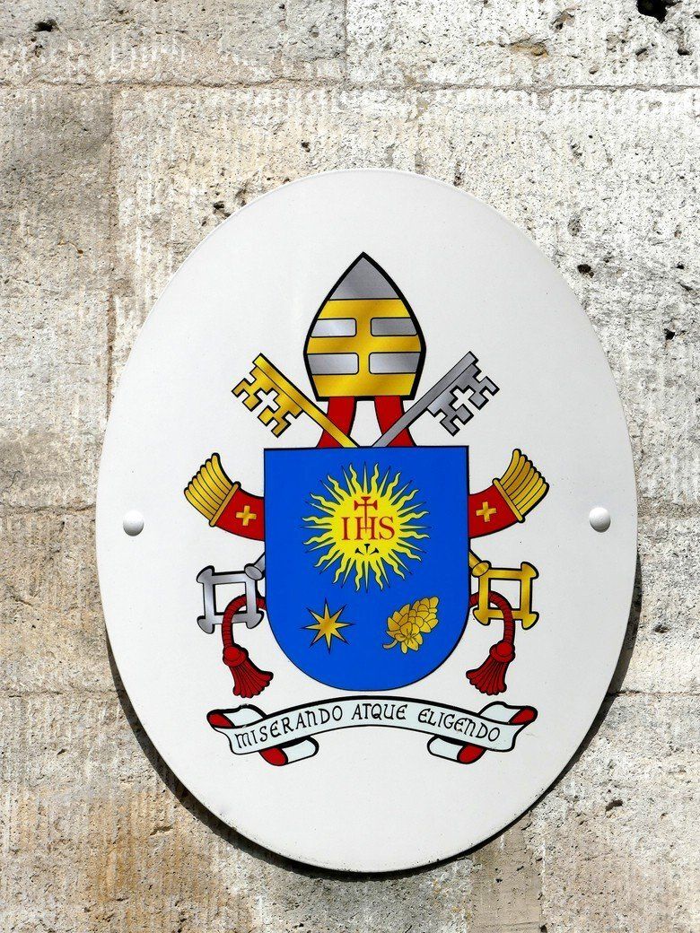 Papstwappen, Franziskus, in Wiblingen, 2021