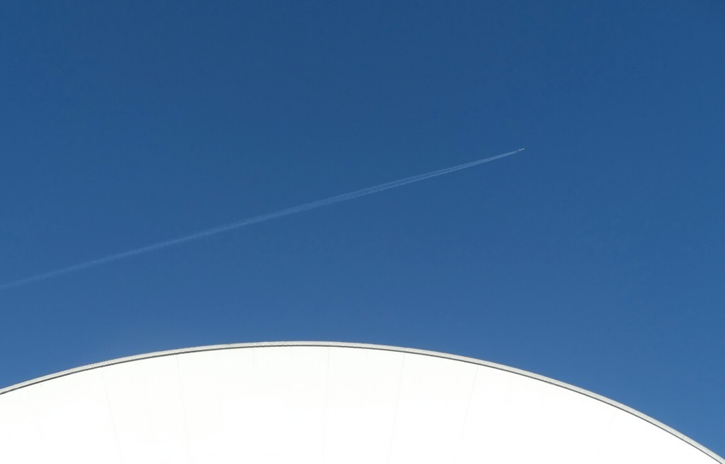 Das Radom mit der Antenne 1 und ein Überflieger... Das Radom mit der Antenne 1 und ein Überflieger...