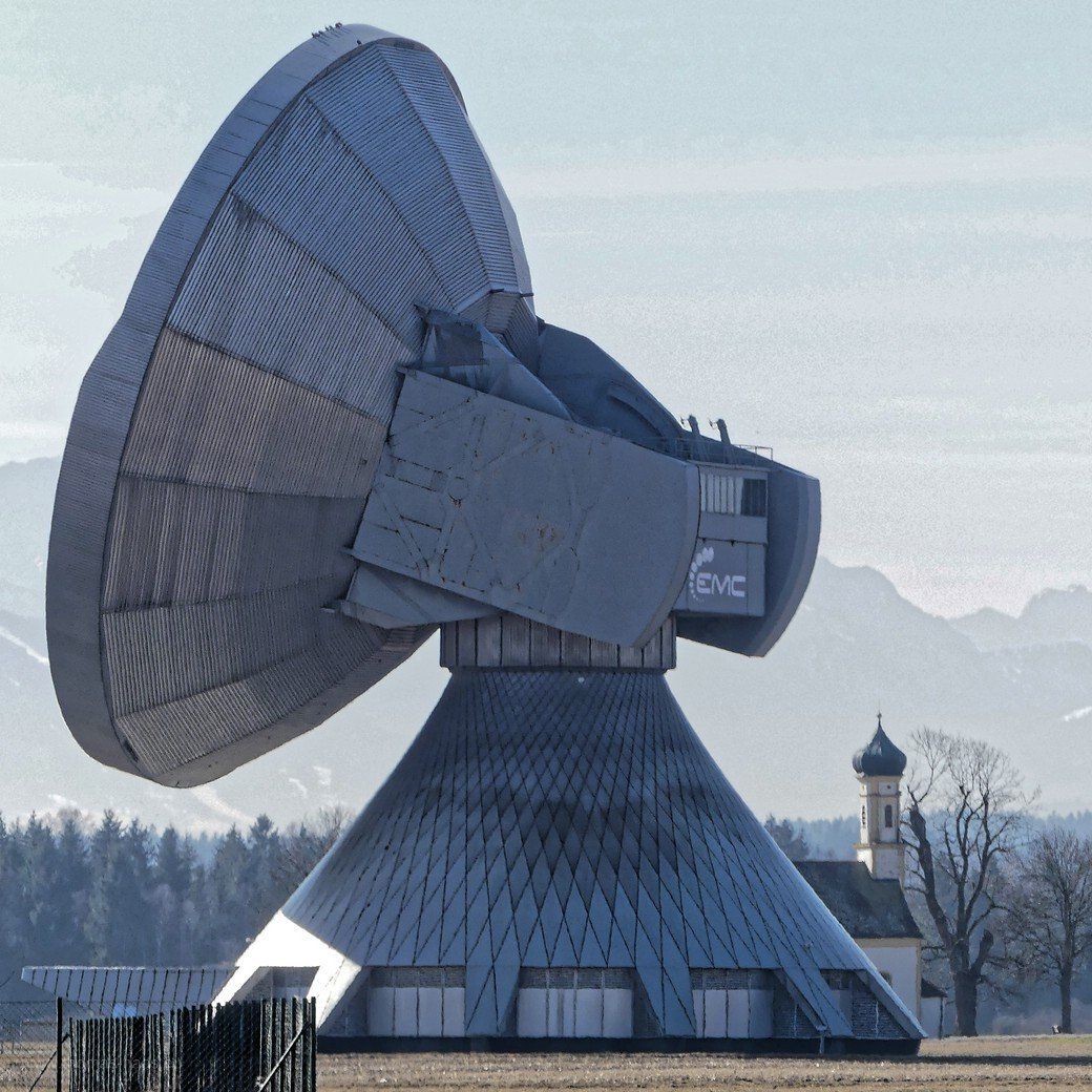 Großantenne und Kapelle - Bayer halt! Raisting, 2022 Der Draht nach oben - Raisting 2022