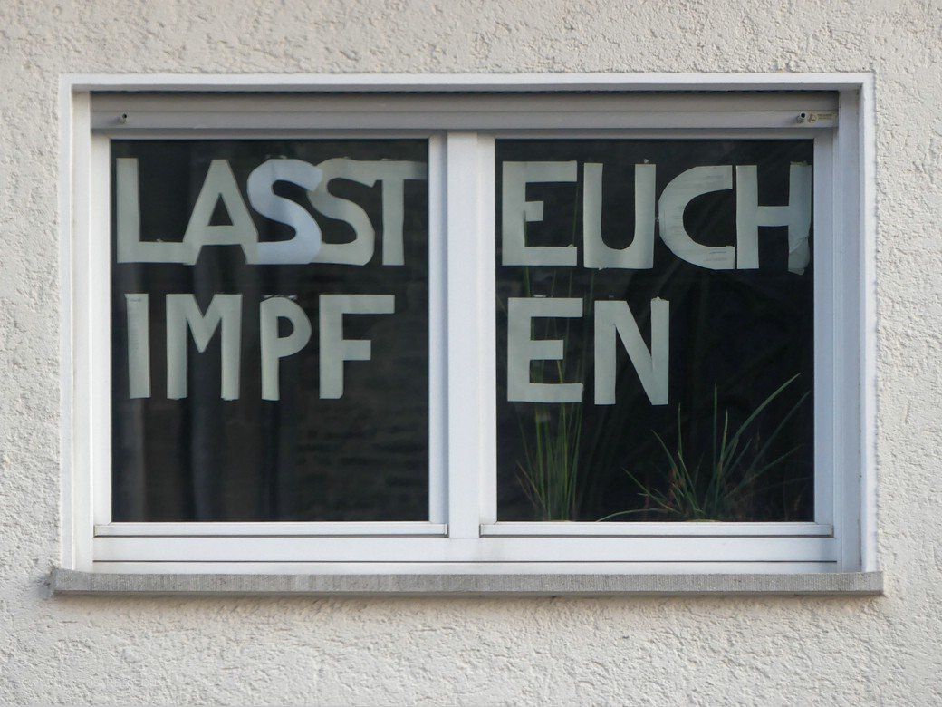 Fensterbeschriftung, Impfaufruf, Ulm, 2022 Fensterbeschriftung, Impfaufruf, Ulm, 2022