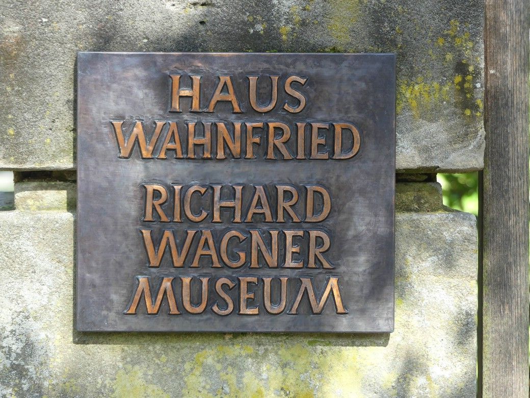 Haus Wahnfried, Tafel am Portal, 2023 Haus Wahnfried, Tafel am Portal, 2023