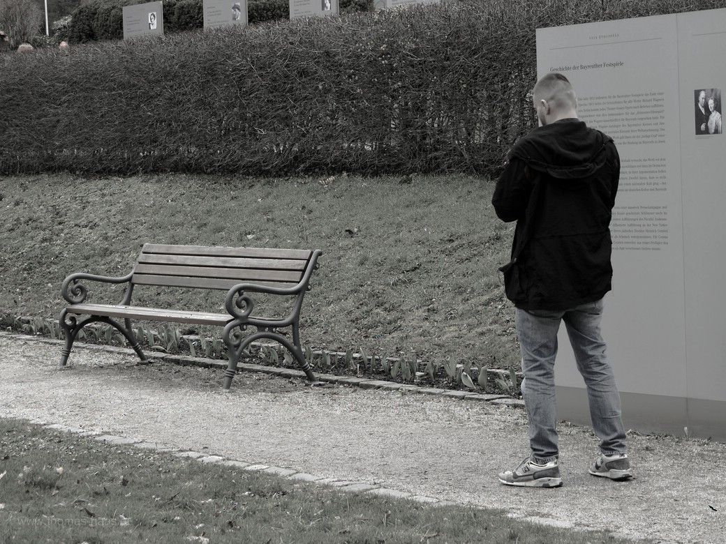 Lucas Musch im Fotoeinsatz, 2023 Parkbänke vor dem Festspielhaus Bayreuth, © by Lucas Musch, 2023