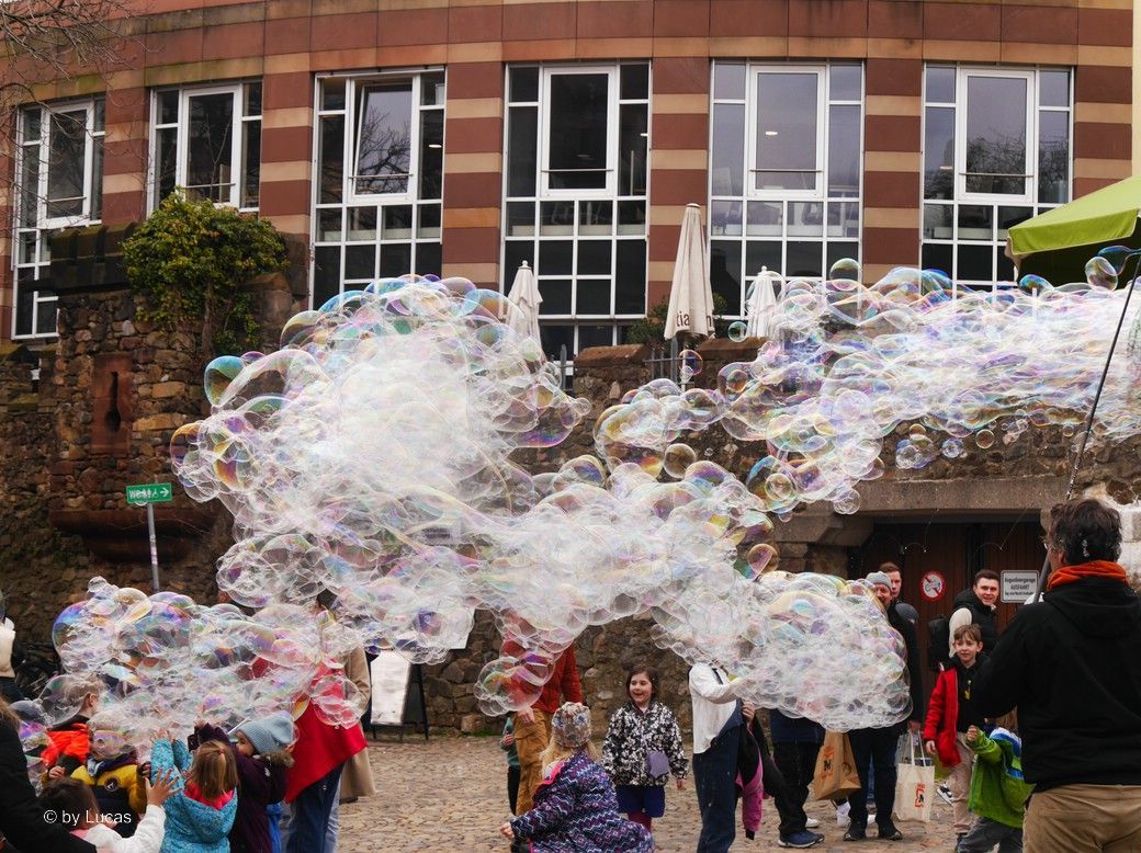 Ein Seifenblasenkünstler und seine Fans..., © by Lucas M. 2024 Ein Seifenblasenkünstler und seine Fans..., © by Lucas M. 2024