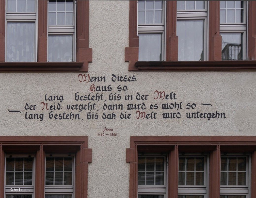 Beschriftung auf einem Altstadthaus, Lebensweisheit © by Lucas M., 2025 Beschriftung auf einem Altstadthaus, Lebensweisheit © by Lucas M., 2025