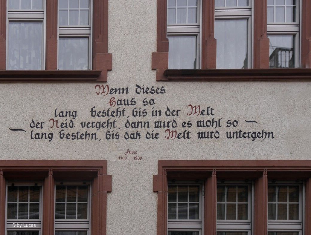 Freiburg, Altstadtszenerie, Fassadenbeschriftung, © by Lucas, 2025 Freiburg, Altstadtszenerie, © by Lucas, 2025