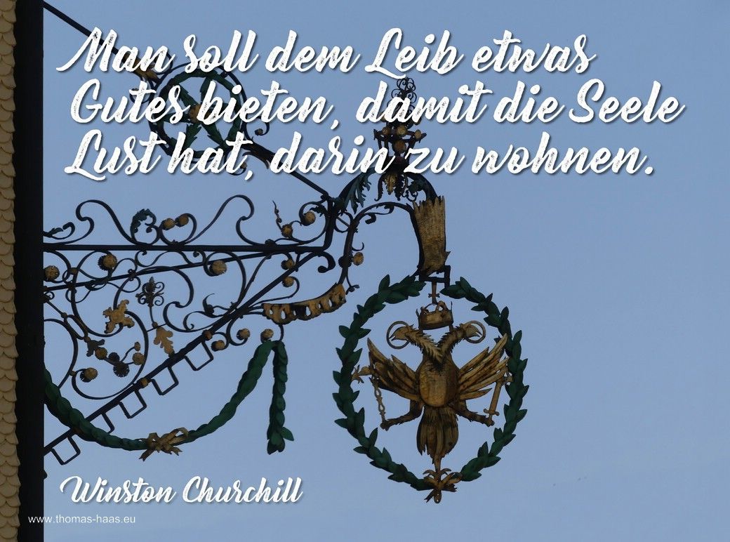 Das Motivationsmotiv für den Mai 2026: Der Ausleger vom „Goldenen Adler“ in Weitnau mit einem Zitat von Winston Churchill Das Motivationsmotiv für den Mai 2026:
Der Ausleger vom „Goldenen Adler“ in Weitnau mit einem Zitat von Winston Churchill