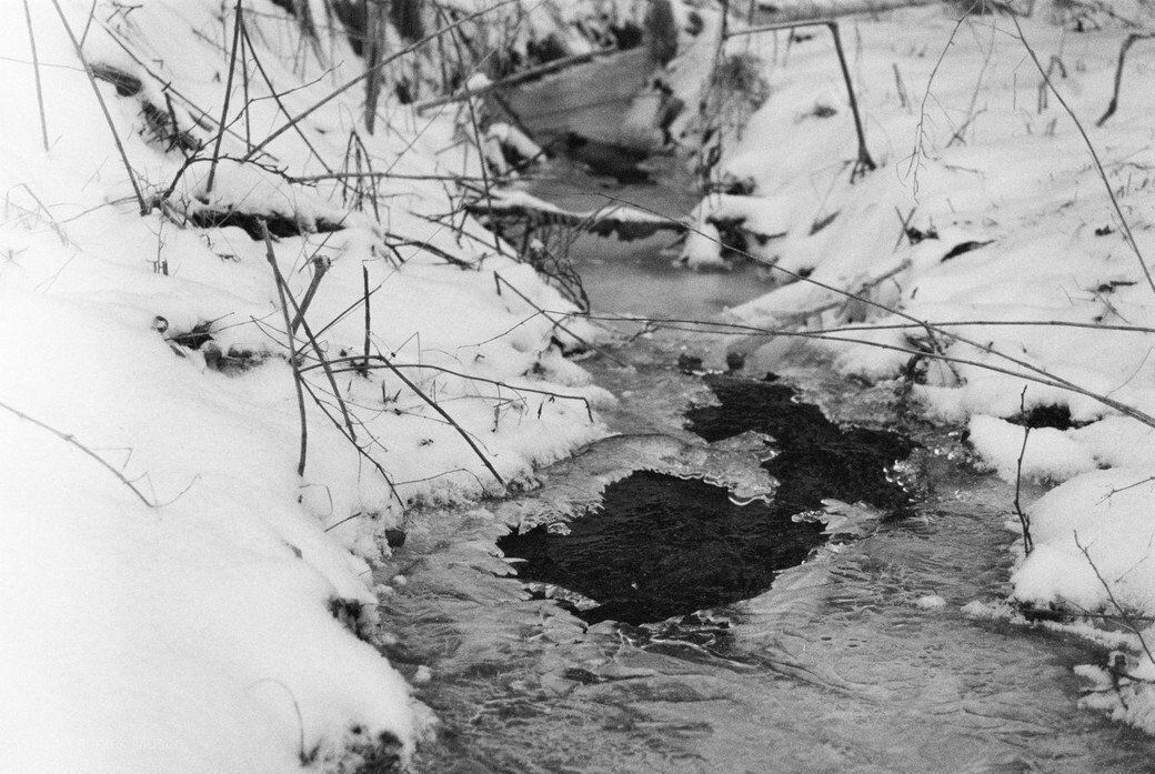 Da ist die Kälte spürbar - gefrorener Bachlauf, Yannick Musch, 2021 Da ist die Kälte spürbar - gefrorener Bachlauf, Yannick Musch, 2021
