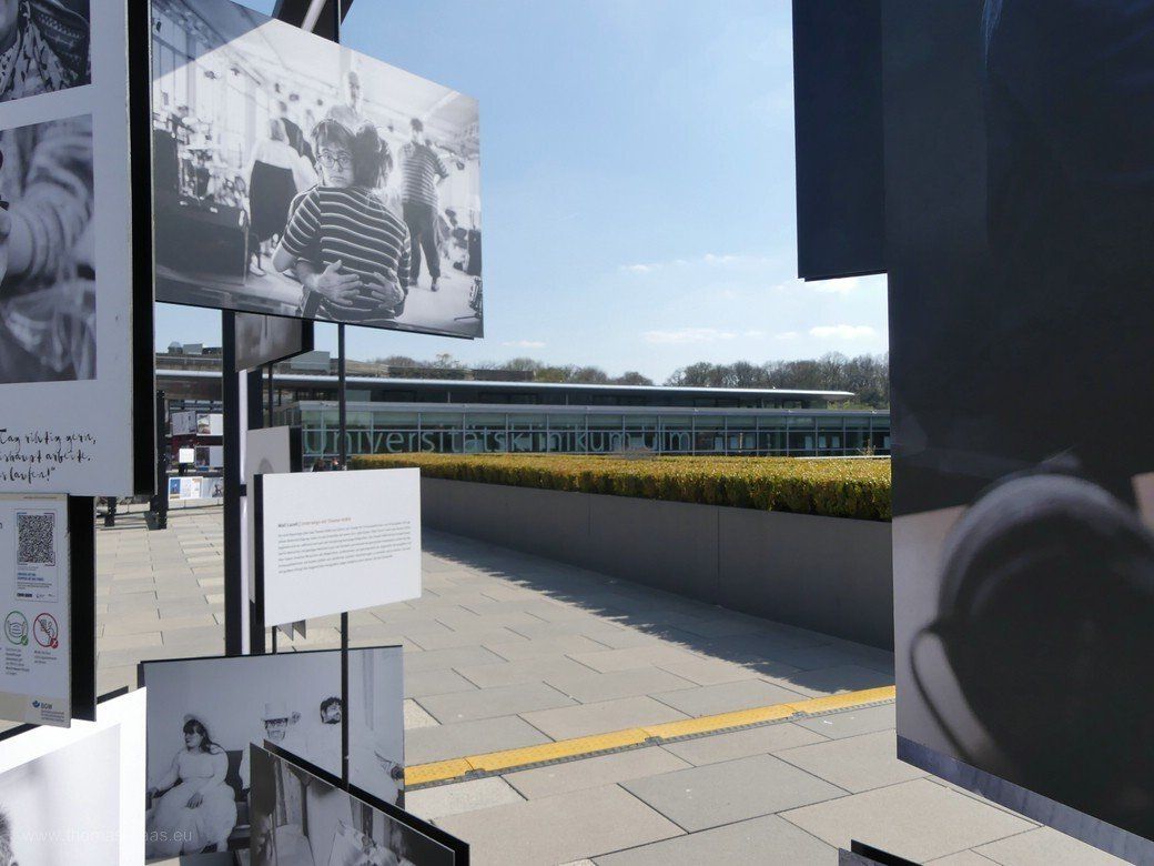 Der Ausstellungsraum - der Freiraum vor der Uni-Klinik Ulm, 2022 Der Ausstellungsraum - der Freiraum vor der Uni-Klinik Ulm, 2022