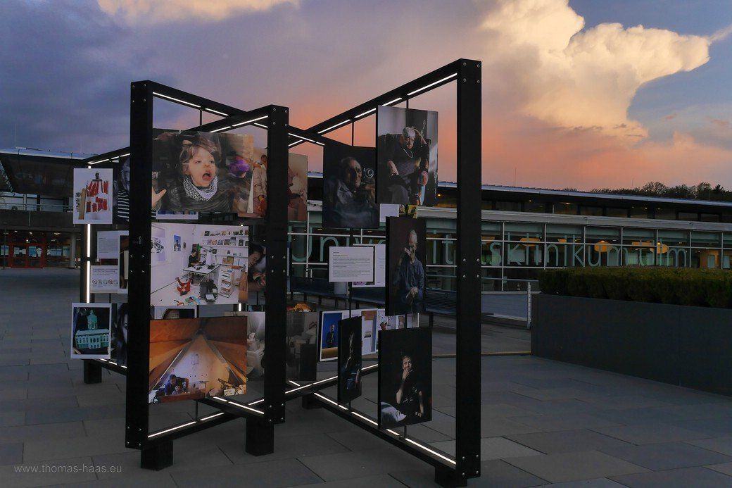 Ausstellungsmodul an der Uni Ulm, Abendlicht, Mai 2022 Mensch - Arbeit - Handicap - die Ausstellung der BGW in Ulm, Mai 2022