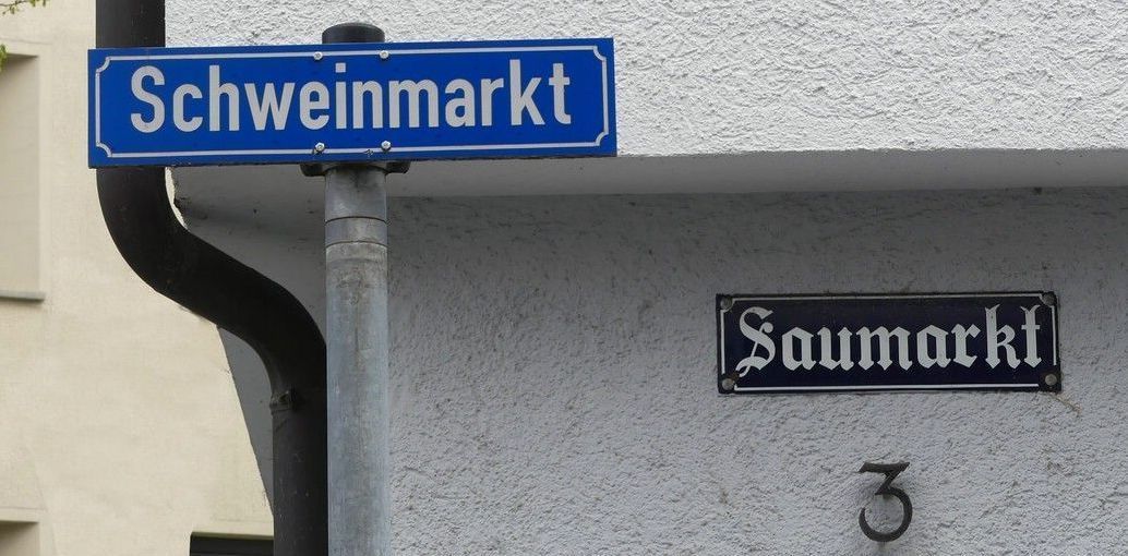Gleich zwei Straßennamen am Saumarkt, Ulm Gleich zwei Straßennamen am Saumarkt, Ulm