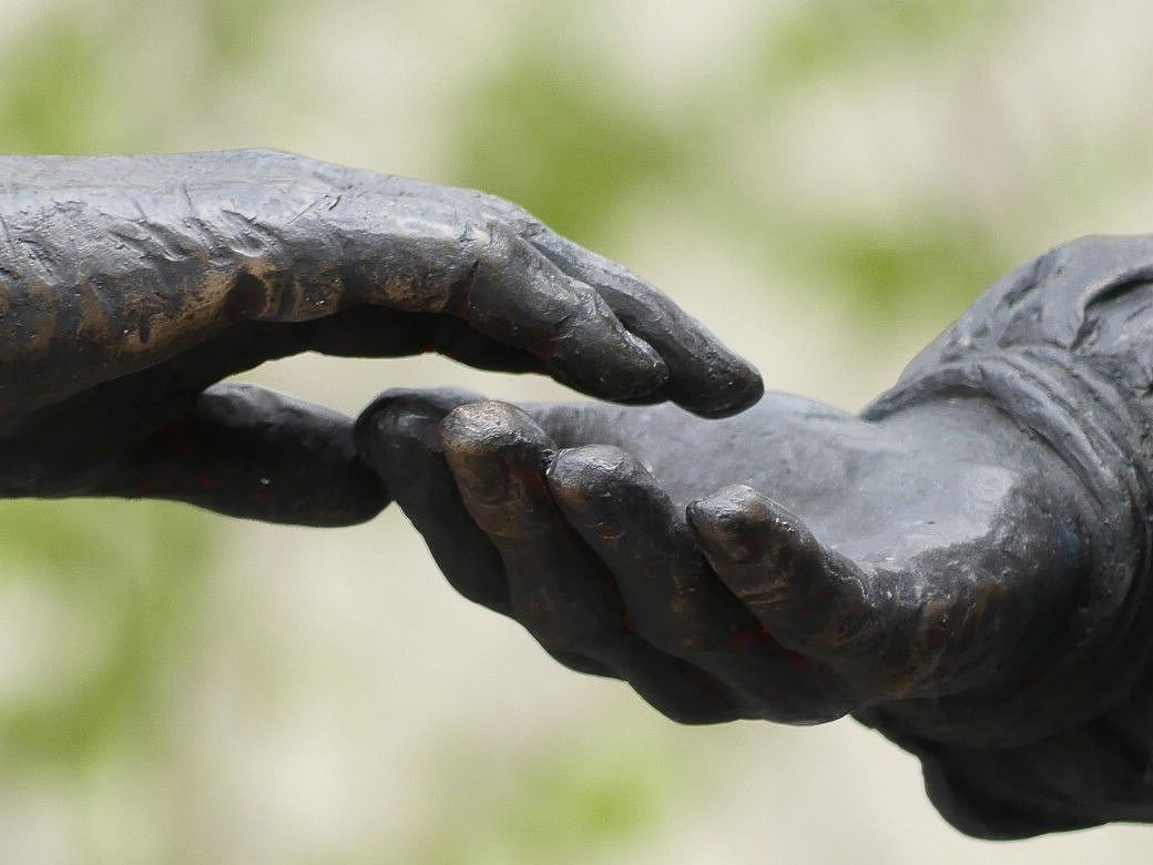 Denkmal am Saumarkt, Ulm - Der Handschlag... Denkmal am Saumarkt, Ulm