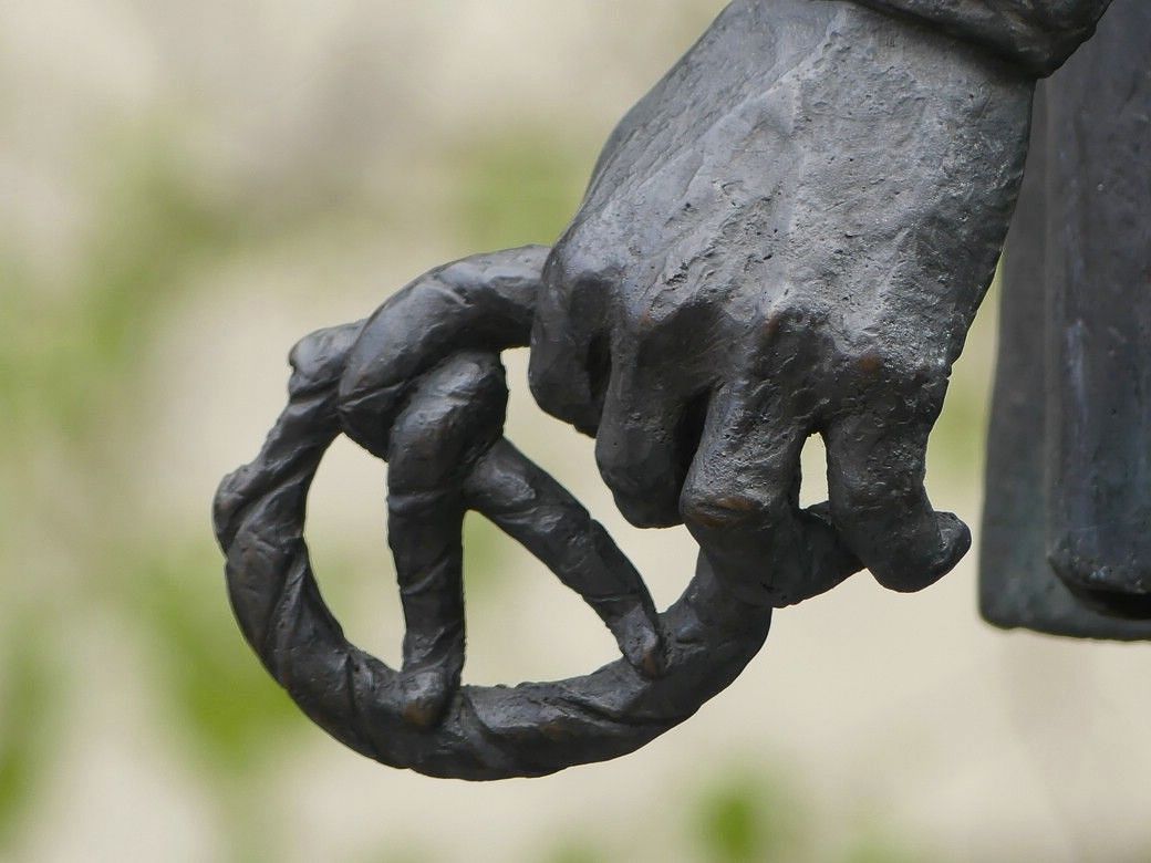 Denkmal am Saumarkt, Ulm - die Brezel in der Hand... Denkmal am Saumarkt, Ulm