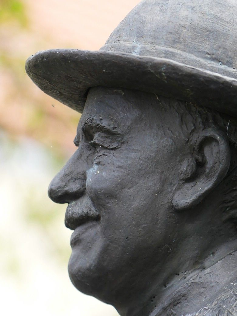 Denkmal am Saumarkt, Ulm - Der Bauer... Denkmal am Saumarkt, Ulm