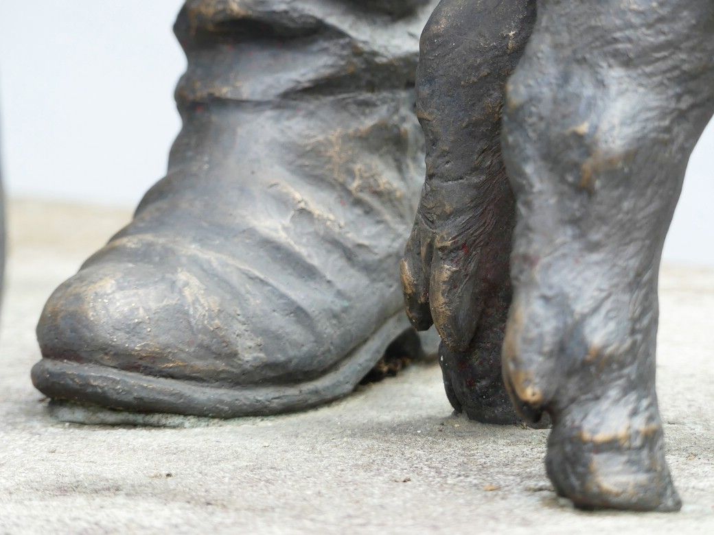 Menschenfuß und Schweinebeine... Diese Beine! Denkmal am Saumarkt, Ulm