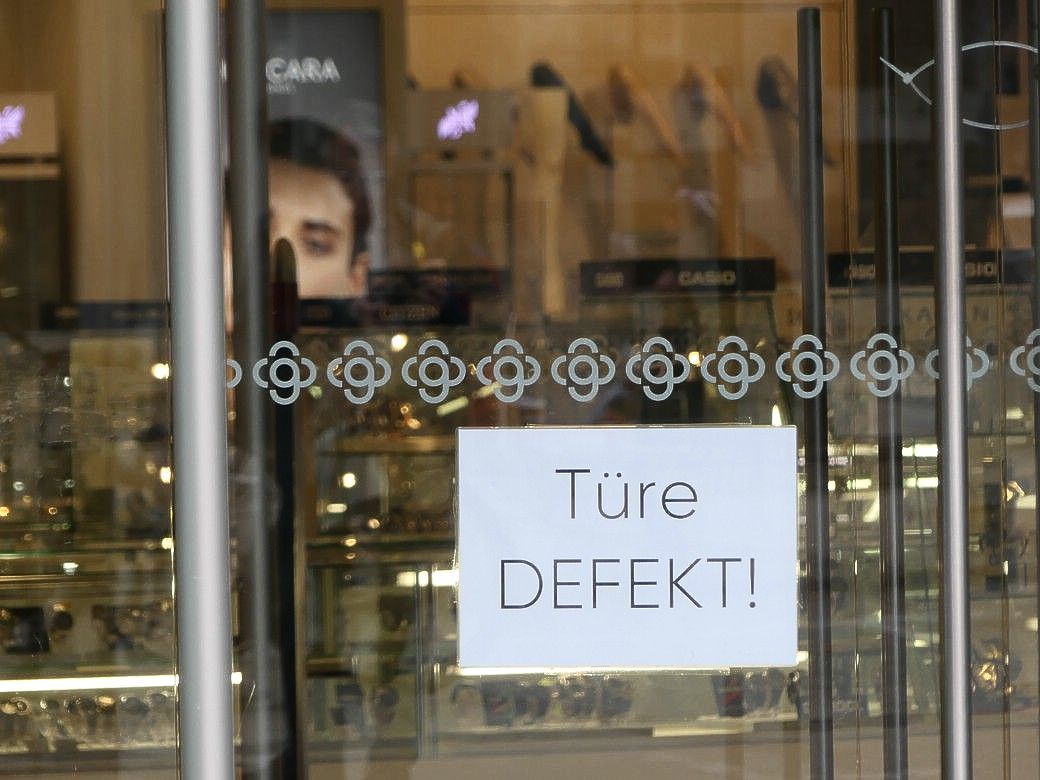 Fehlmeldung, das System hat sich überlebt! Defekte Kaufhaus-Türe, 2023 Fehlmeldung, das System hat sich überlebt!