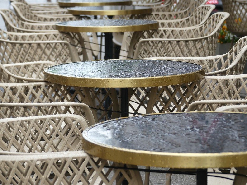 Straßencafé in Ulm - Regenwetter und leere Tische... Straßencafé in Ulm - Regenwetter...