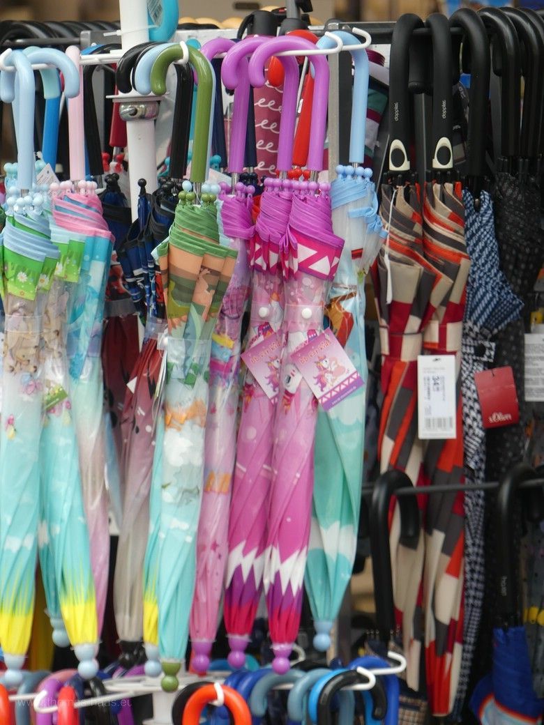 Regenschirme in der Hirschstraße Ulm, Mai 2023 Regenschirme in der Auslage, Ulm