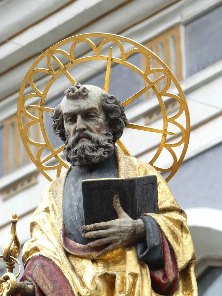 Petrus auf dem Peterkasten, Brunnen in Ulm, 2023 Petrusbrunnen, Dreifaltigkeitskirche, Ulm