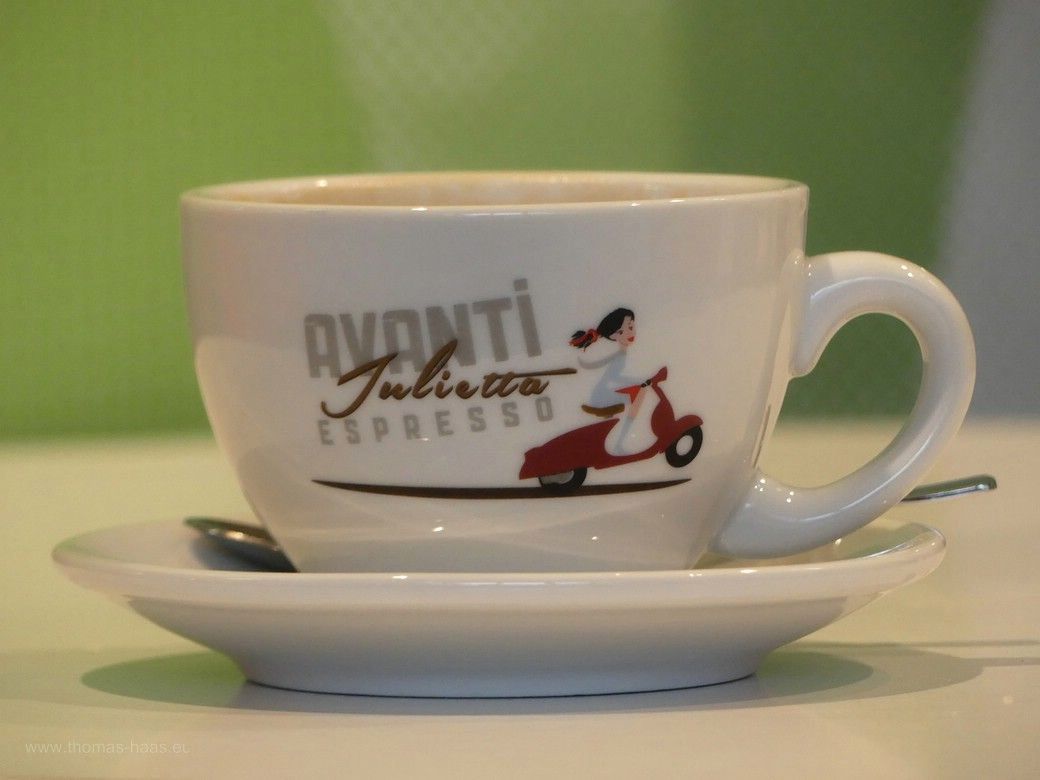 Kaffeetasse in der vh ulm, vor dem unteren Saal, 2023 Kaffeetasse in der vh ulm, vor dem unteren Saal, 2023