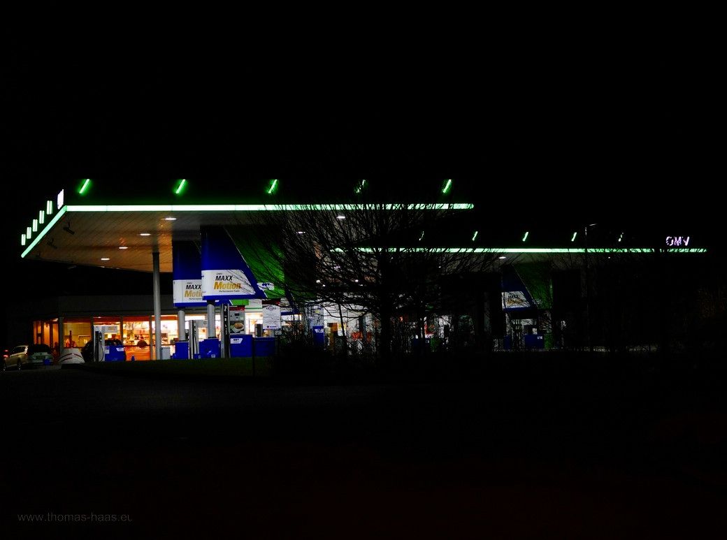 Autohof an der A7 bei Nacht, 2023