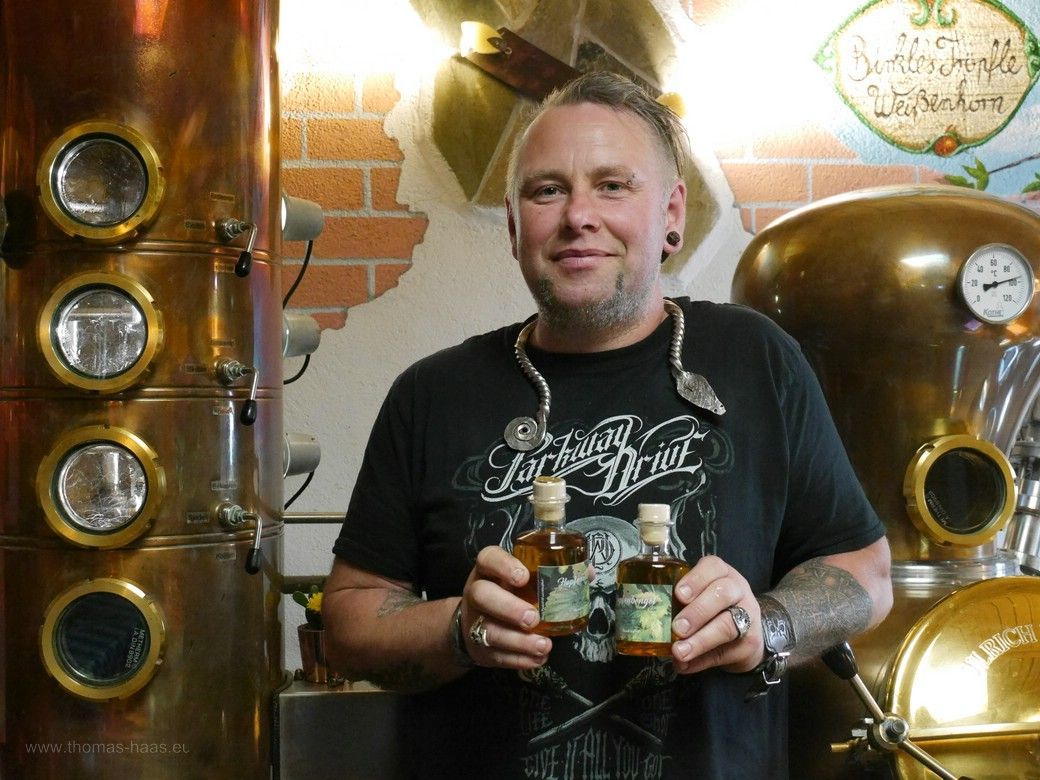 Georg Birkle, „Birkles Tröpfle“, Weißenhorn, 2023 Georg Birkle in der Brennerei in Weißenhorn, 2023