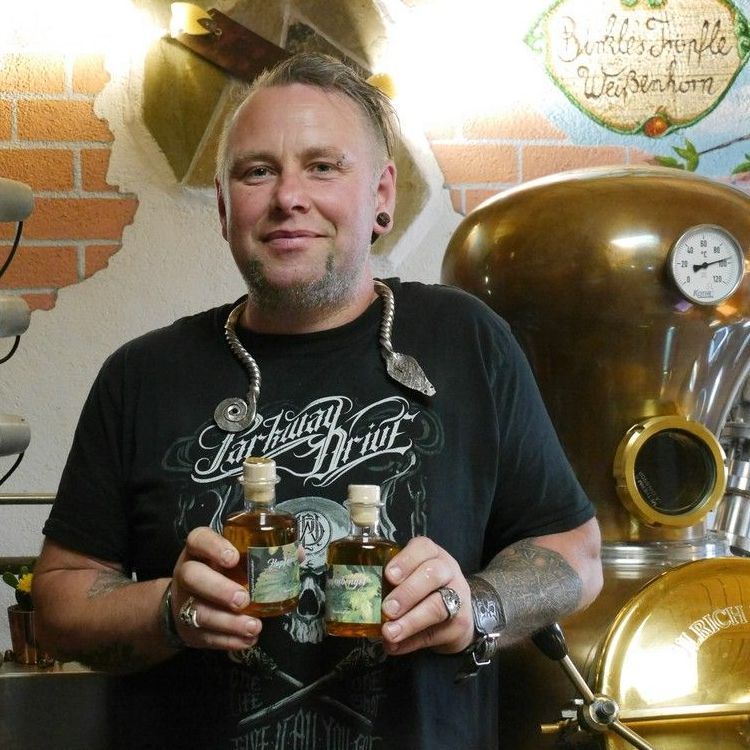 Georg Birkle in der Brennerei, mit Hopfenbengel, 2023 Georg Birkle in der Brennerei, Weißenhorn, 2023