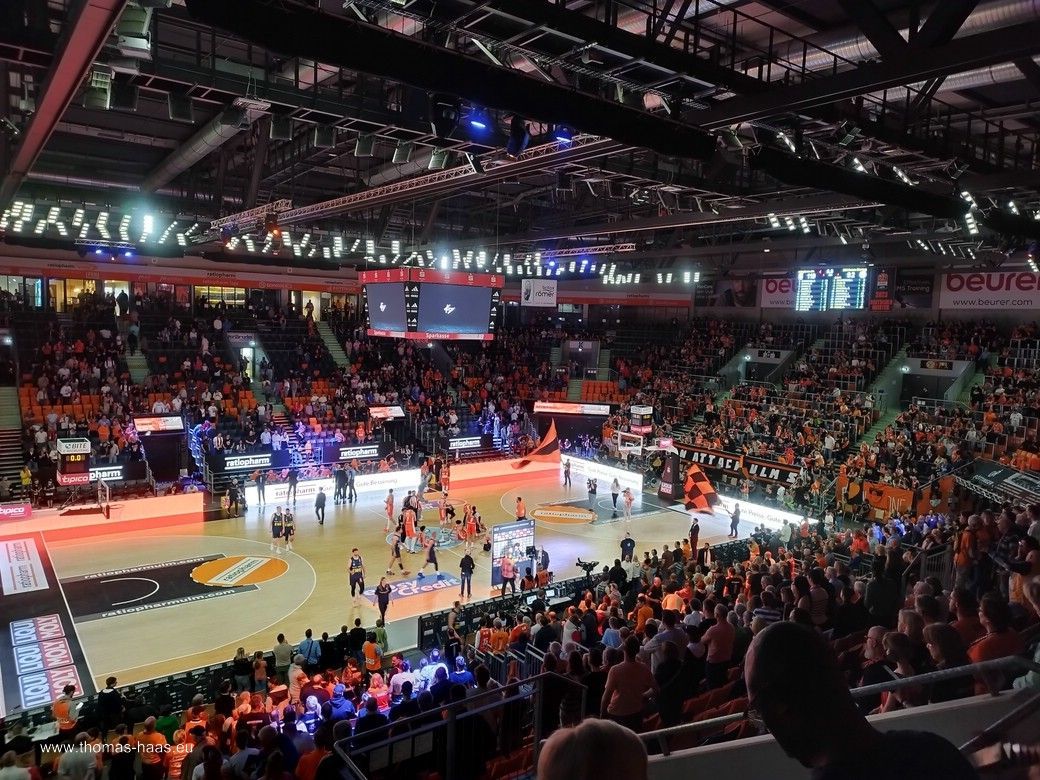 Bewegung: Sport und die Fans, hier im Basketball in der Arena Ulm, April 2025 - Ulm gegen Oldenburg. Bewegung: Sport und die Fans, hier im Basketball in der Arena Ulm, April 2025 - Ulm gegen Oldenburg.
