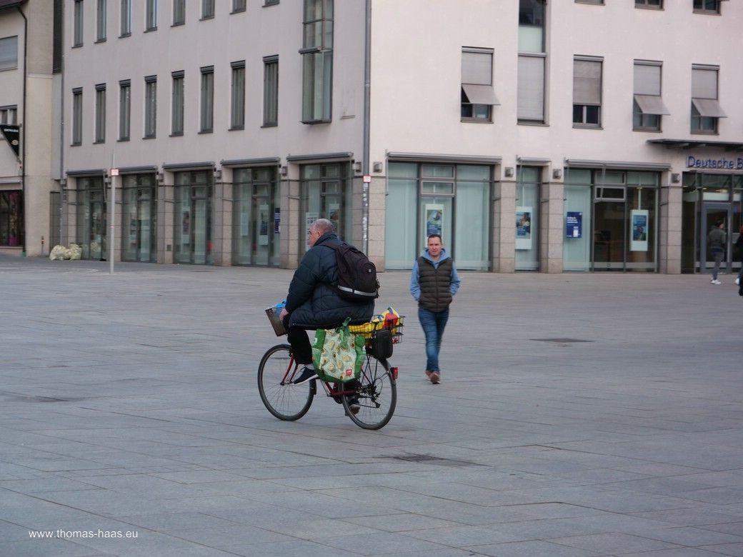 Bewegung: Der Klassiker mit Fahrrad und Fußgänger... Bewegung: Der Klassiker mit Fahrrad und Fußgänger...