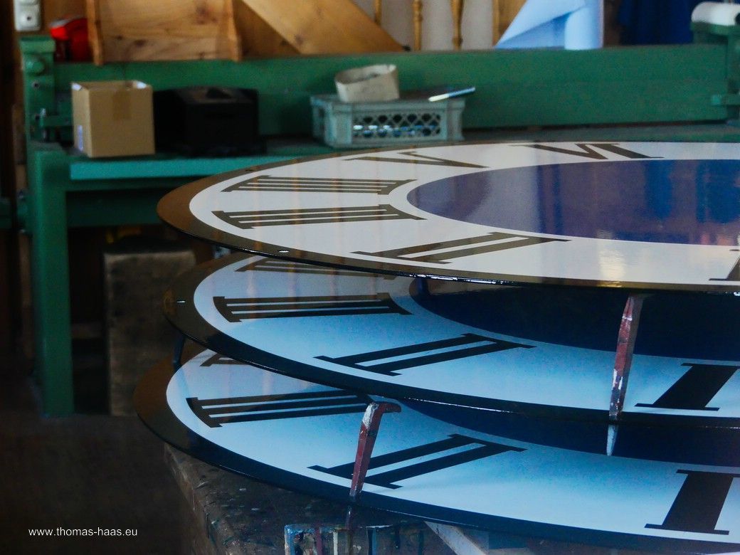 Turmuhrenfabrik Gordian Pechmann - Blick durch das Fenster... Turmuhrenfabrik
Gordian Pechmann - Blick durch das Fenster...