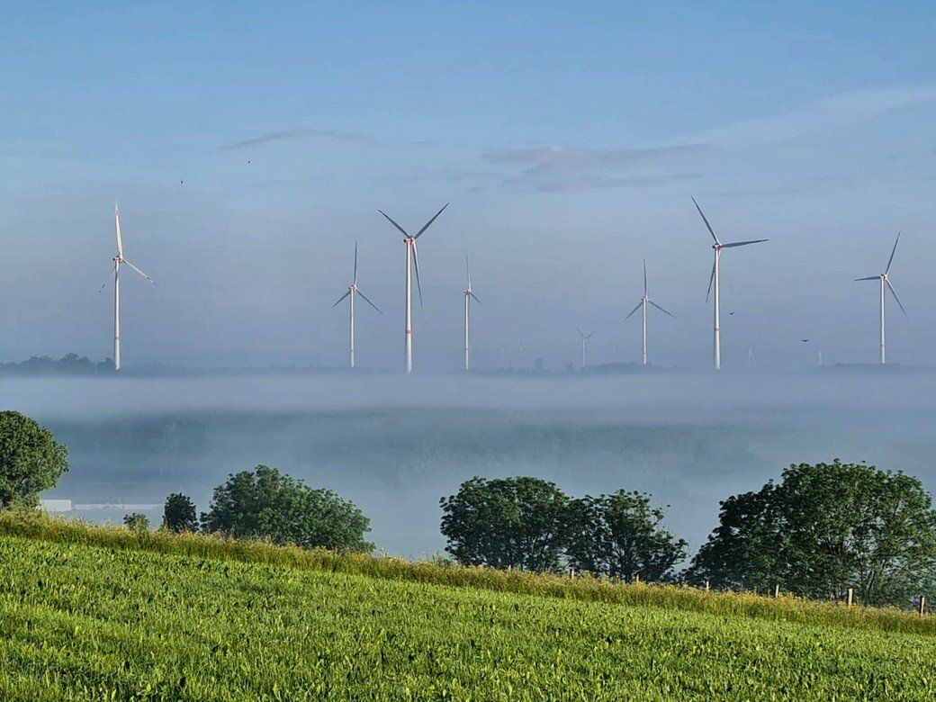 Der Windpark in Nattheim mit Nebel im Tal, Juni 2021, © by Brigitta Maier, Nattheim Der Windpark in Nattheim mit Nebel im Tal, Juni 2021, © by Brigitta Maier, Nattheim