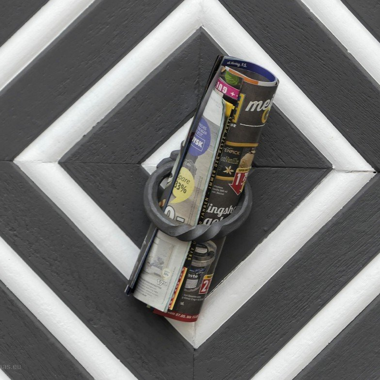 Zugestellt... Zeitung im Beschlag der Haustüre! Zugestellt... Zeitung im Beschlag der Haustüre!