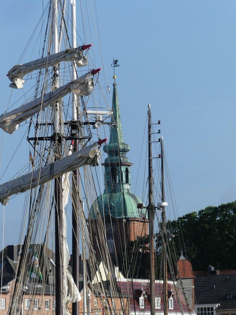 Kappeln, Masten und Kirchturm von St. Nikolai Kappeln, Masten und Kirchturm von St. Nikolai