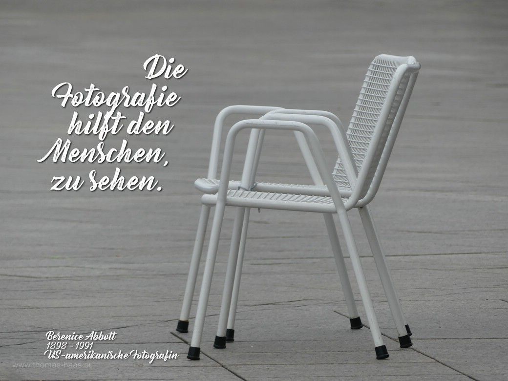 Motivationsbild für den Juli 2023 - Stühle auf dem Münsterplatz mit einem Zitat von Berenice Abbott. Motivationsbild für den Juli 2023 - Stühle auf dem Münsterplatz mit einem Zitat von Berenice Abbott.