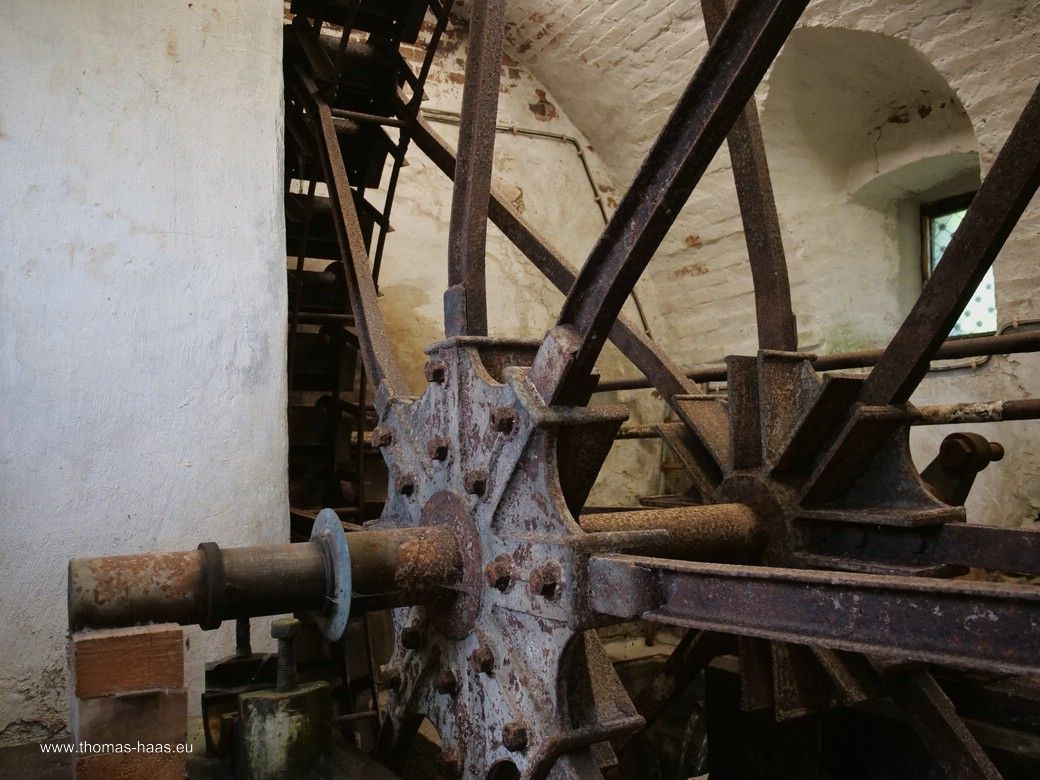 Die ausgehobene Achse am Wasserrad... Die ausgehobene Achse am Wasserrad...