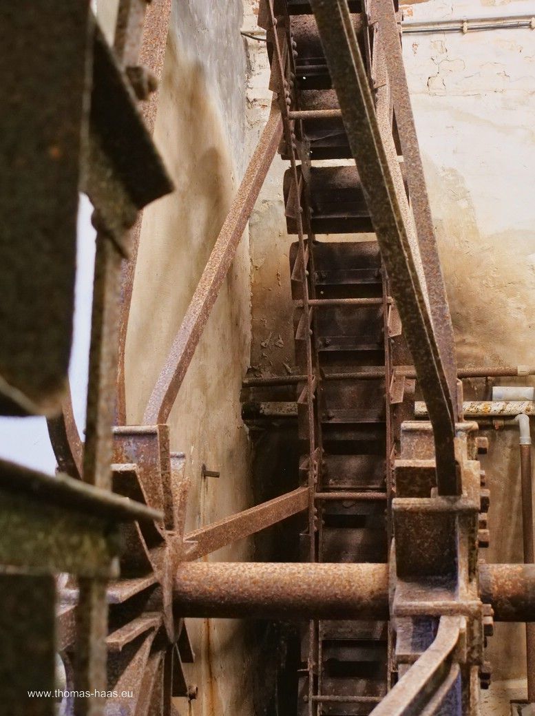 Das mächtige Wasserrad im Roggenburger Radhaus... Das mächtige Wasserrad im Roggenburger Radhaus...