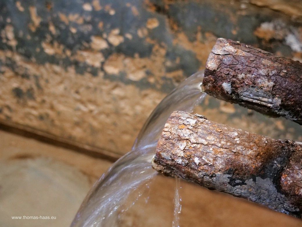 Das in Rohre gefasste Quellwasser... Das in Rohre gefasste Quellwasser...