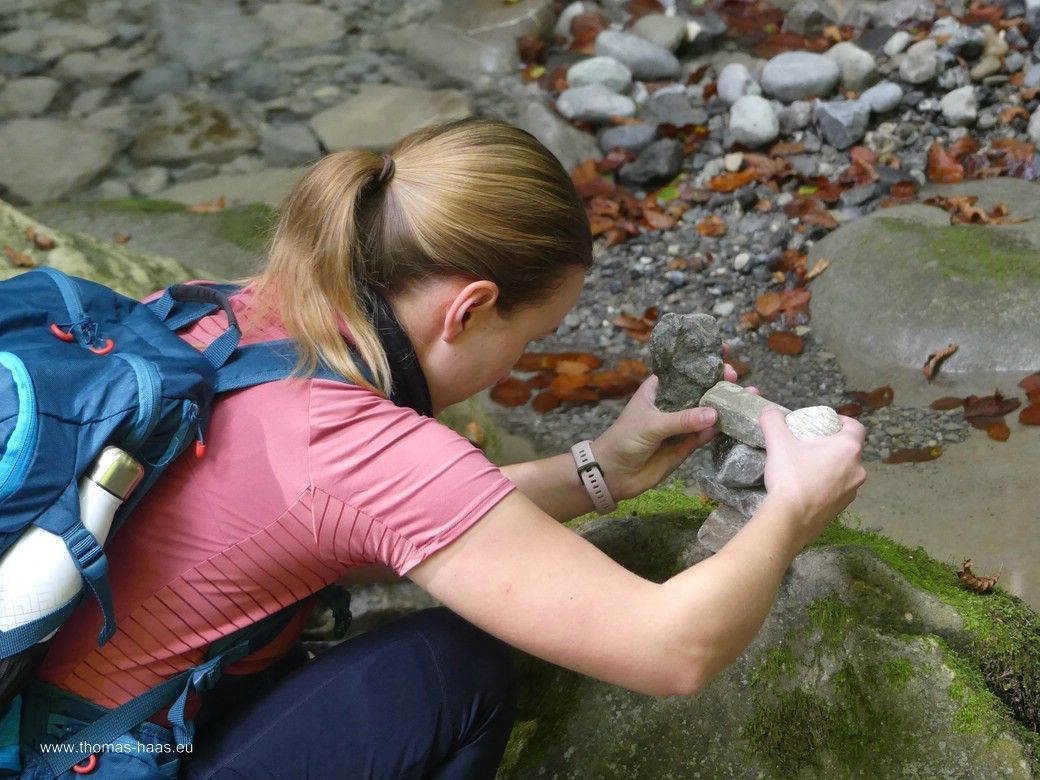 Meine Tochter Jenny Haas beim Bau eines Steinmännchens... Meine Tochter Jenny Haas beim Bau eines Steinmännchens...