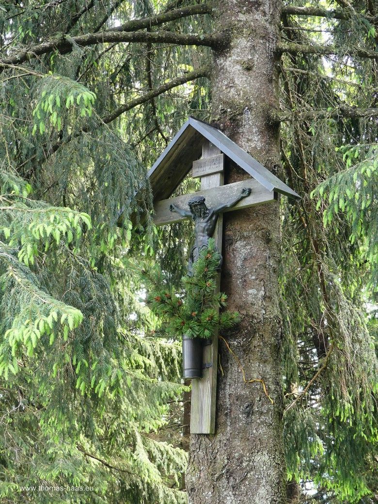 Wegekreuz an einem Baum... Wegekreuz an einem Baum...