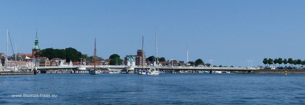 Kappeln, vom Wasser aus gesehen. Links St. Nikolai, im Vordergrund die Schleibrücke. Kappeln, vom Wasser aus gesehen.
Links St. Nikolai, im Vordergrund die Schleibrücke.