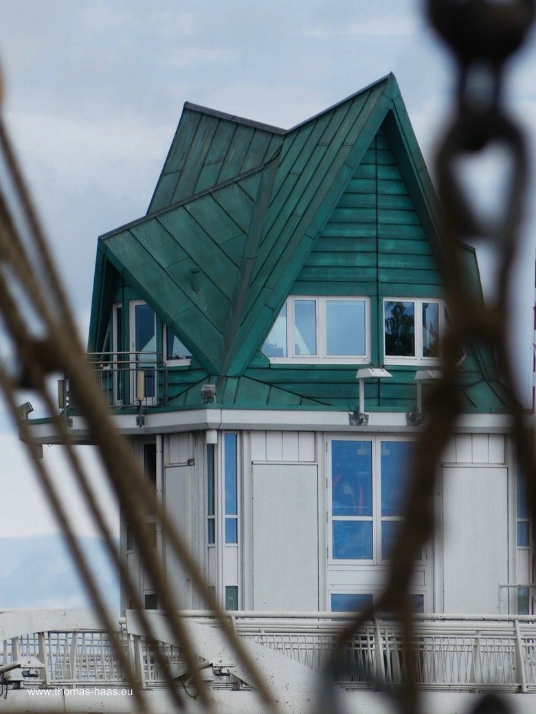 Das Brückenwärterhäuschen in Kappeln durch die Takelage... Das Brückenwärterhäuschen durch die Takelage...